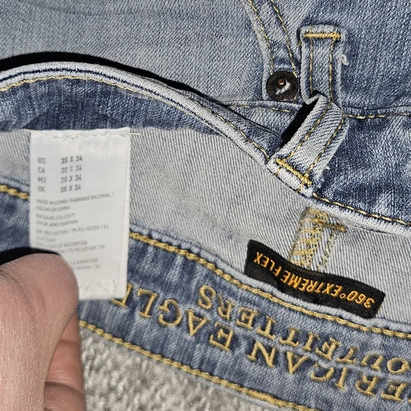 4/$20 American Eagle Outfitters Light Blue Straight Leg Jeans - Picture 3 of 9